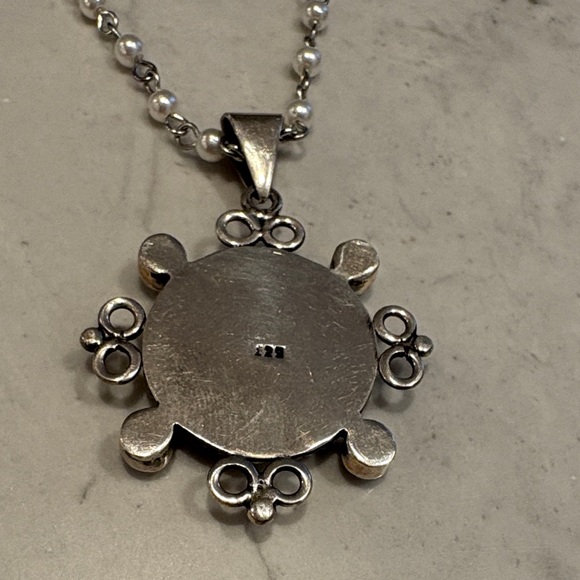 Sterling Silver Pendant with 4 white Pearls with an Impression of Mother Mary - Picture 8 of 8